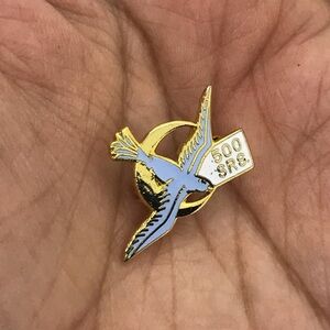 vintage pin gold-tone metal enamel bird w/ crescent moon 500 SRS